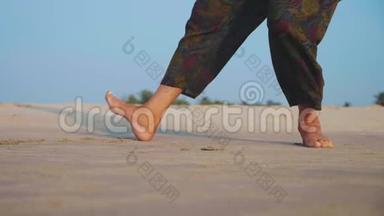 在沙滩上积极练习太极体操的资深妇女的脚。