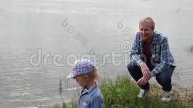 <strong>一个人</strong>和他的儿子在湖边散步。 爸爸和他的儿子在河边散步。 <strong>一个人</strong>蹲在他儿子面前。