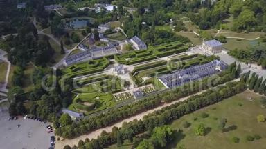 在风景如画的法国花园的建筑群中鸟瞰美丽的光宫和其他建筑