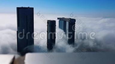 从<strong>高空</strong>俯瞰城市摩天大楼，云雾飘过阿布扎比阿里姆岛太阳和天空塔