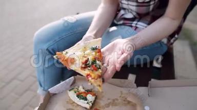 详细拍摄的女孩拿了一块新鲜披萨吃了它。 特写镜头。 有选择的焦点。