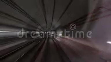 在地铁隧道里移动，里面有光线通道