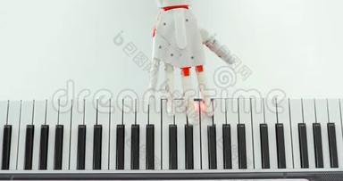 机器人假肢手在弹钢琴，试图按下正确的键。