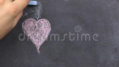 心用粉红色粉笔画，在黑暗的背景上，黑板。 孩子会吸引人心。 情人节卡片。