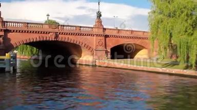 河，堤防和莫尔特克伯克大桥.. 德国柏林