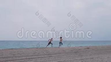 年轻夫妇在海滩上跑步