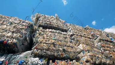 垃圾填埋场上的大量垃圾。 许多成堆的垃圾在垃圾场上，准备回收。