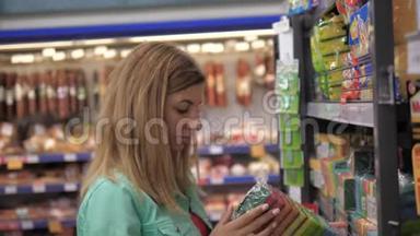 白人妇女在超市4k的货架上购买清洁用品