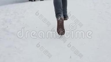 穿着米色羽绒服和时髦靴子的女人在下雪的中央公园里奔跑，下雪了。 慢动作。 后景。