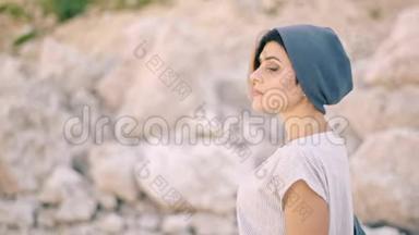 一位年轻女子在岩石和石头背景上的肖像。 骄<strong>傲</strong>，自尊，<strong>傲</strong>慢