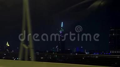 夜晚的城市景观从一辆移动的汽车的窗户上，闪耀着摩天大楼的光芒。 库存。 夜晚美丽的大波利斯