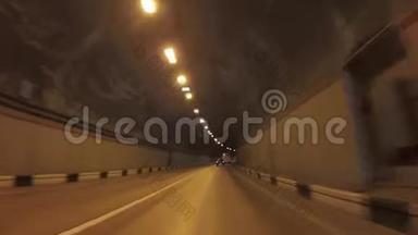 汽车行驶在老山下的<strong>公路</strong>隧道上。 <strong>场景</strong>。 开车旅行。
