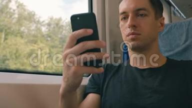 年轻人在火车上使用智能手机，录音和滚动