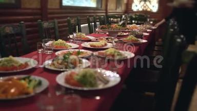 服务员在餐厅或咖啡厅、餐饮店的桌子上放有食物的盘子