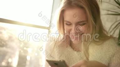 微笑的女人在智能手机上发短信。 快乐的女人用手机发短信