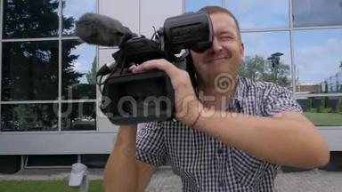 摄影师肩膀上拿着一个摄像机拍摄视频，在相框里移动。