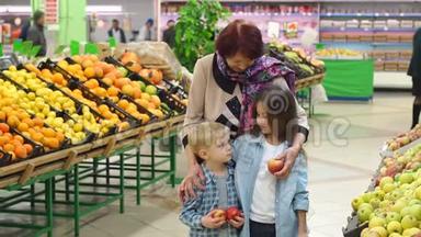 快乐的老妇人带着孙子在<strong>超市</strong>买<strong>水果</strong>。 肖像。