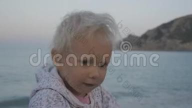 海背景下调皮的白种人金发女孩摘下泳镜的肖像。