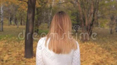 在秋天的公园里，女人散步、转身、欢乐的微笑的电影画面