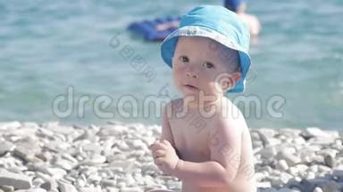 小<strong>男</strong>孩在海边的沙滩上玩耍。 夏天在海滩度假。 <strong>夏季</strong>、旅游、假日