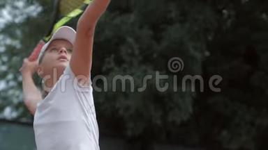 坚定的野心勃勃的网球运动员少女在球场上近距离击球