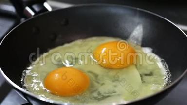 2个鸡蛋在热煎锅上煎