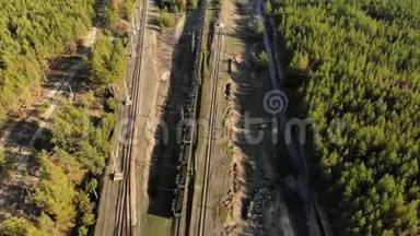 装载煤炭的重型货车穿过绿色森林。 散货的铁路交通.. <strong>电力</strong>和<strong>能源</strong>