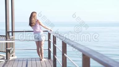 一个穿短裤的女人站在木<strong>桥边</strong>上