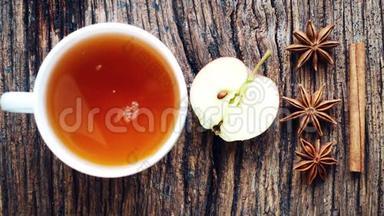 用香料和<strong>天然草本</strong>植物组成的茶。