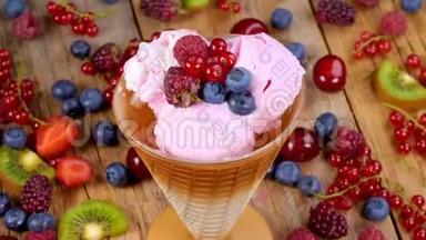 杯中的水果冰淇淋在满是森林水果的桌子上旋转