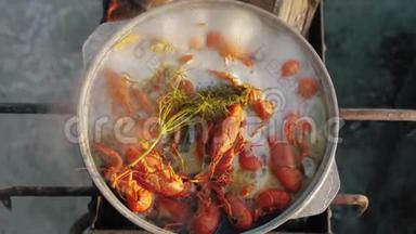 小<strong>龙虾</strong>在水中用香料和草药烹饪。 热煮小<strong>龙虾</strong>。 <strong>龙虾</strong>特写.. 上景。