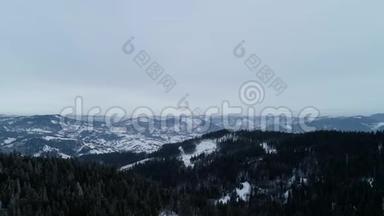 空气视图。 <strong>冬季</strong>山区的乡村景观.. 从鸟瞰森林中白雪覆盖`<strong>房屋</strong>