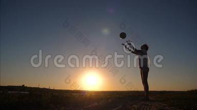 十几岁的女孩在日落时打球。 慢动作。