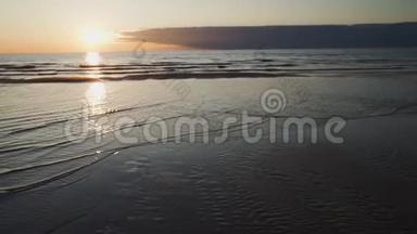 深红的日落，晴朗的天空和镜子，像<strong>水中</strong>的倒影-带状的沙子和<strong>波浪</strong>-拉脱维亚图亚-4月13日