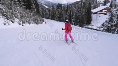 女滑雪者沿着滑雪路<strong>线下</strong>山，在松林中的山坡上