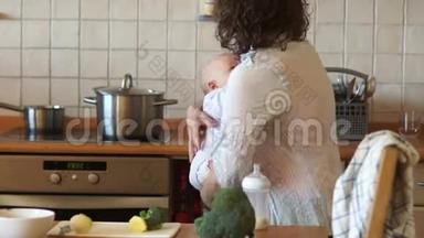 那个女人从瓶子里喂完了婴儿。 他拿起一个瓢，搅动炉子上沸腾的汤。 妈妈`