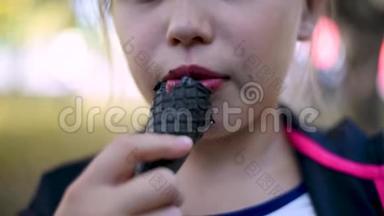 小女孩手里拿着冰淇淋，她每天都吃