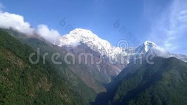 安纳普尔纳地区的<strong>喜马拉雅</strong>山景观。 安纳普尔纳和马查普查雷峰位于尼泊尔<strong>喜马拉雅</strong>山脉。