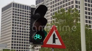 <strong>十字路口</strong>自行车的<strong>红绿灯</strong>。 自行车红色交通灯