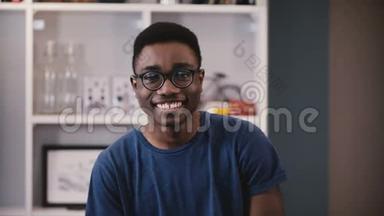 非裔美国<strong>大学生</strong>肖像。 戴眼镜的快乐黑人年轻人<strong>微笑</strong>，然后变得严肃。 情绪4K