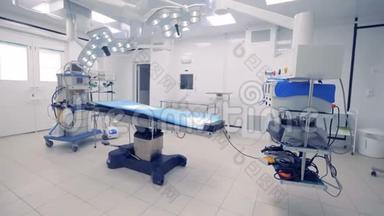 设备齐全的外科室的总体景观.. 医疗技术概念。