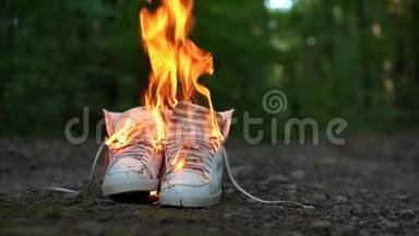 用白色高球鞋在森林里的乡村道路上燃烧。
