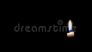 非常简单的概念照片，点燃黑色背景的小生日蜡烛，为您的元素设计。