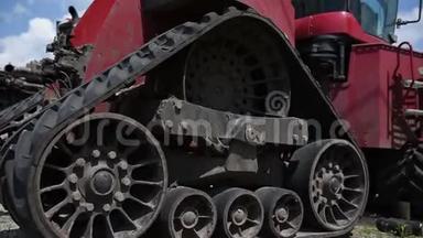 一辆巨大的履带拖拉机在维修基地拍摄了特写镜头