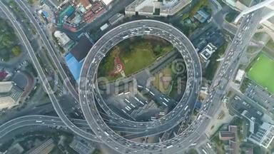 圆形高架南浦路交叉口.. 中国上海。 空中垂直自上而下视图