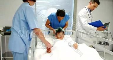 医生在急诊室给病人戴上氧气面罩并调整静脉滴注