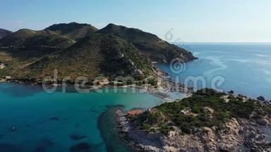 撒丁岛的费用：蓬塔莫伦蒂半岛。 意大利萨丁尼亚，维拉西米乌斯，蓬塔莫伦提斯美丽的海滩景色。 美丽美丽