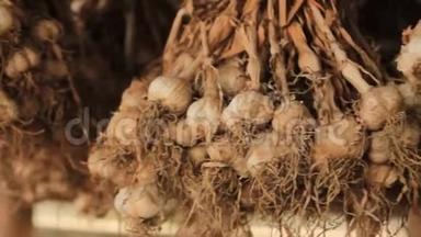 在泰国北部的一个小农场里，大蒜干挂在木材干燥棚里，等待<strong>分类</strong>和<strong>分类</strong>