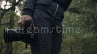 <strong>游客</strong>在<strong>森林</strong>中拍摄风景。 一个高加索女人近距离射击。 女孩握着镜子