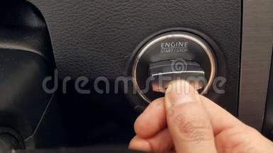 特写是将钥匙插入汽车并启动它的手。 从车里取回钥匙。
